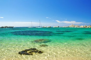 Korsika - azurové moře a štíty horských velikánů - Korsika