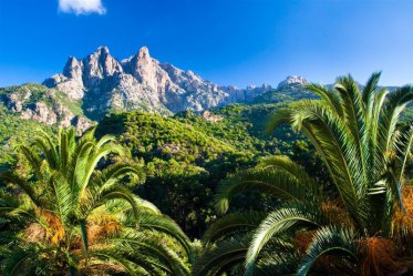 Korsika - azurové moře a štíty horských velikánů