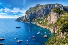 Itálie - Neapolský záliv mezi Vesuvem a ostrovem Capri - Itálie