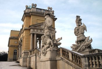 Vídeň, vodní zámek Laxenburg a zámek Hof na Velikonoce - Rakousko - Vídeň