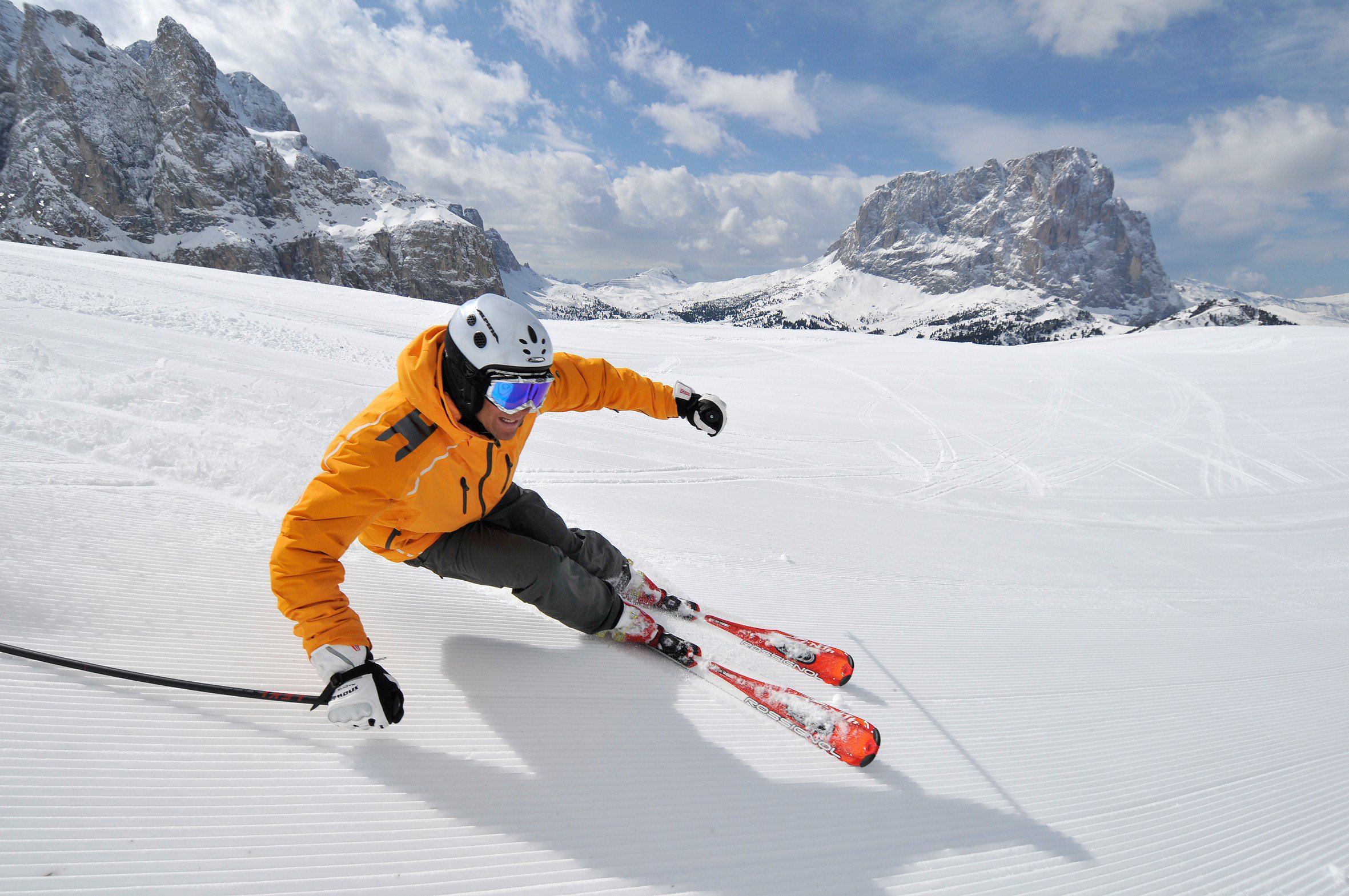 Горный лыжник. Горнолыжный спорт. Горные лыжи. Катание на горных лыжах. Горные лыжи спорт.