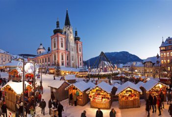 Advent v Mariazell s tradičním během čertů - Rakousko