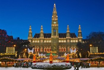 ADVENTNÍ VÍDEŇ A PRŮVOD ČERTŮ V BAD VÖSLAU - Rakousko