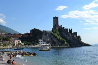 BABÍ LÉTO U GARDSKÉHO JEZERA