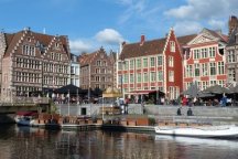 Belgický květinový koberec na náměstí z balkónu - Belgie
