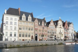 Belgický květinový koberec na náměstí z balkónu - Belgie