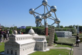 Belgický květinový koberec na náměstí z balkónu - Belgie
