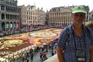 Belgický květinový koberec na náměstí z balkónu - Belgie
