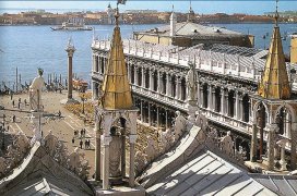 Benátky, ostrovy, slavnost gondol a Bienále architektury s koupáním