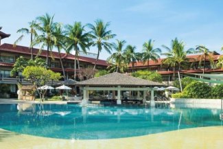 Holiday Inn Express Baruna - budova na pláži - Bali