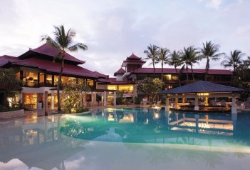 Holiday Inn Express Baruna - budova na pláži - Bali