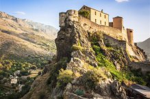 Korsika - azurové moře a štíty horských velikánů - Korsika