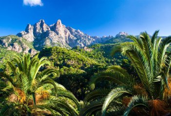 Korsika - azurové moře a štíty horských velikánů - Korsika