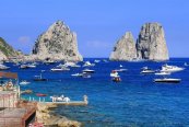 Itálie - Neapolský záliv mezi Vesuvem a ostrovem Capri - Itálie