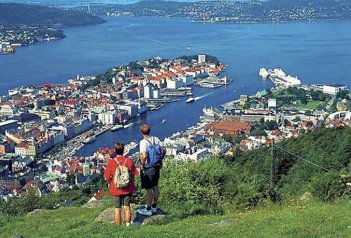 Norské panorama hor, fjordů, vodopádů, ledovců a moře - Norsko