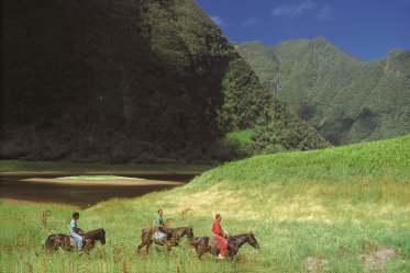 Ostrov Reunion s poznáním horských údolí