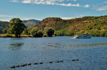Porta Bohemica: Výlet lodí po Labi a zámek Ploskovice