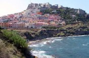 Sardinie, rajský ostrov nurágů v tyrkysovém moři - Itálie - Sardinie