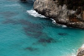 Sardinie, rajský ostrov nurágů v tyrkysovém moři - Itálie - Sardinie