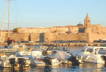 Sardinie, rajský ostrov nurágů v tyrkysovém moři - Itálie - Sardinie