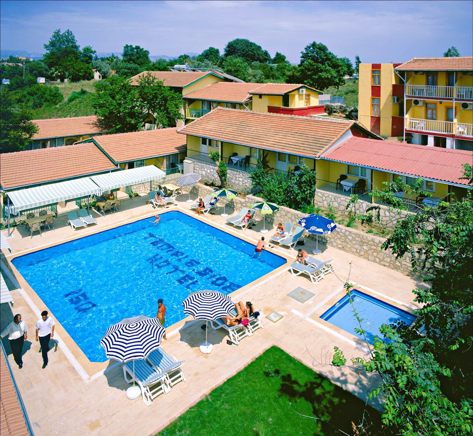 Дрим оф сиде отель 3. Adrian belew side one. Harmony сиде. Белые улицы турции маслом. Side three.